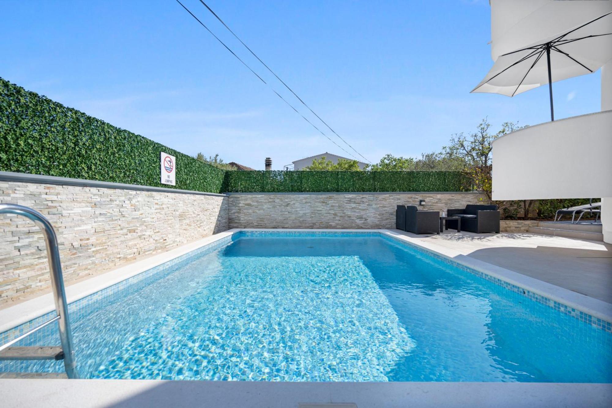 Aquarius Apartments - Beachside With Heated Pool 보디체 외부 사진