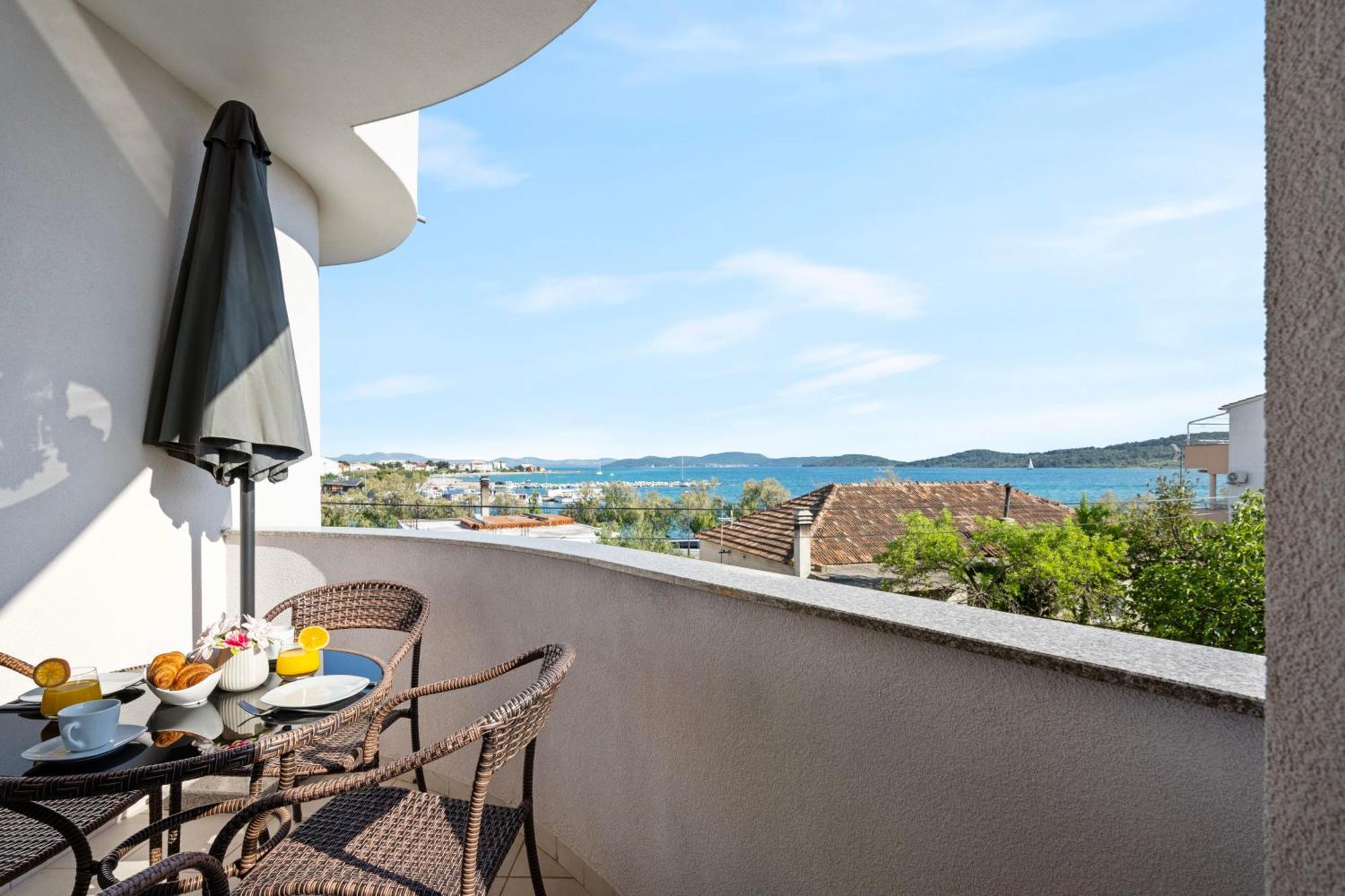 Aquarius Apartments - Beachside With Heated Pool 보디체 외부 사진