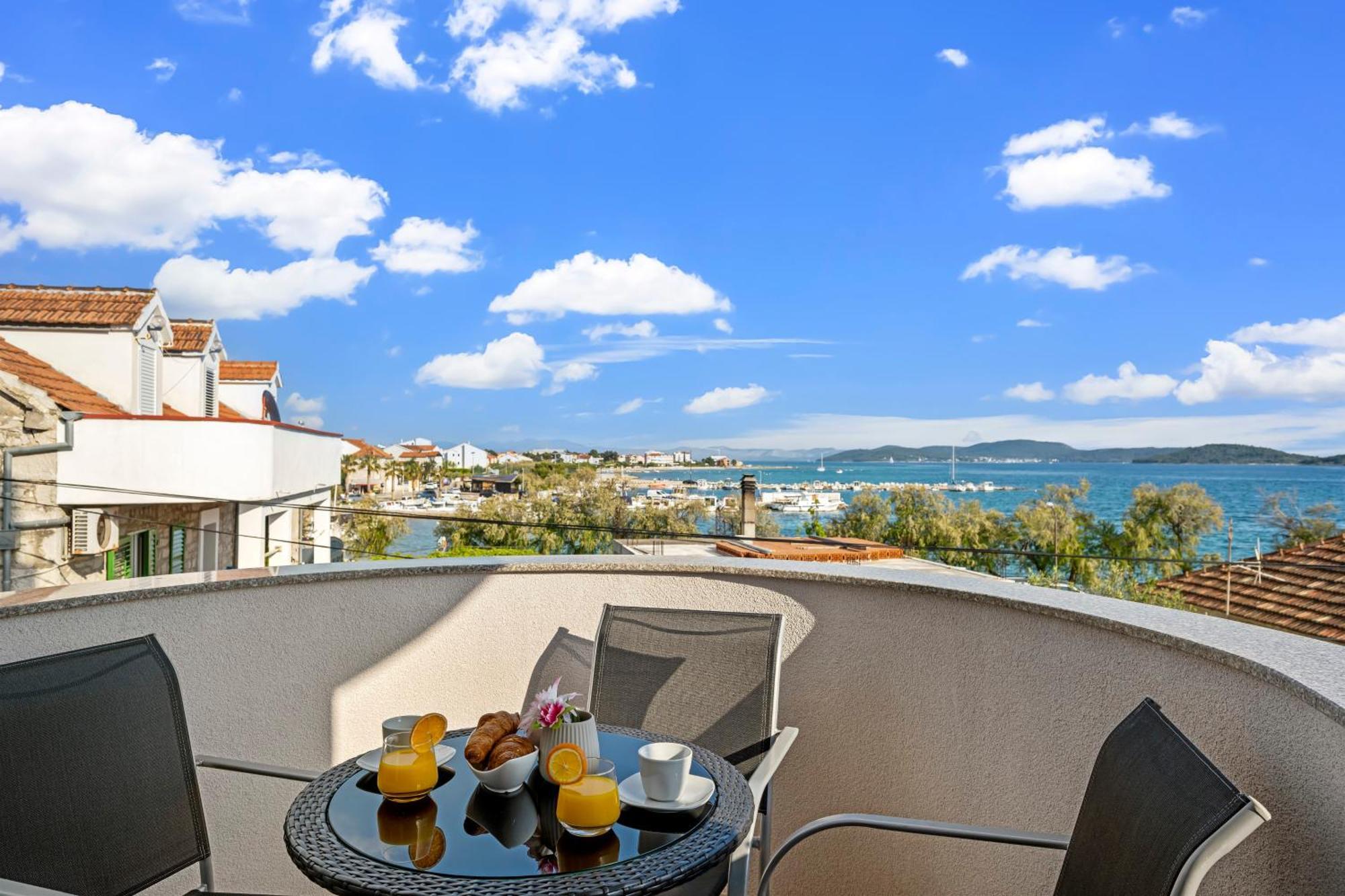 Aquarius Apartments - Beachside With Heated Pool 보디체 외부 사진